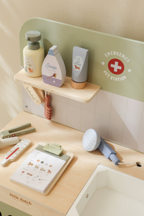 Little Dutch - Wooden Veterinary Practice FSC