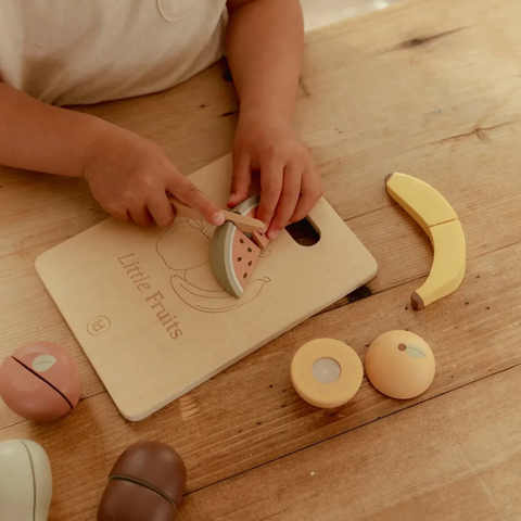 Little `Dutch - Slicing Fruit
