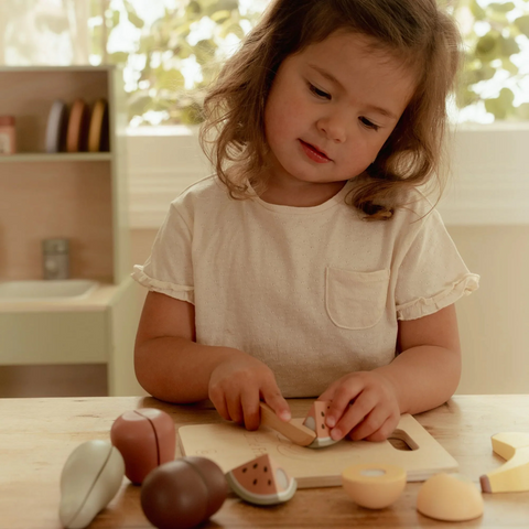 Little `Dutch - Slicing Fruit