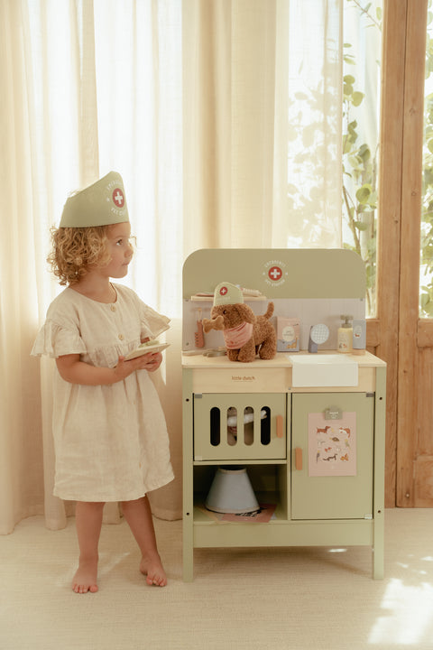 Little Dutch - Wooden Veterinary Practice FSC