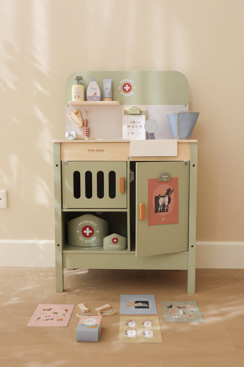 Little Dutch - Wooden Veterinary Practice FSC