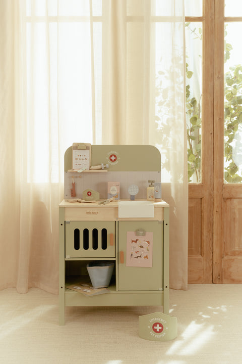 Little Dutch - Wooden Veterinary Practice FSC
